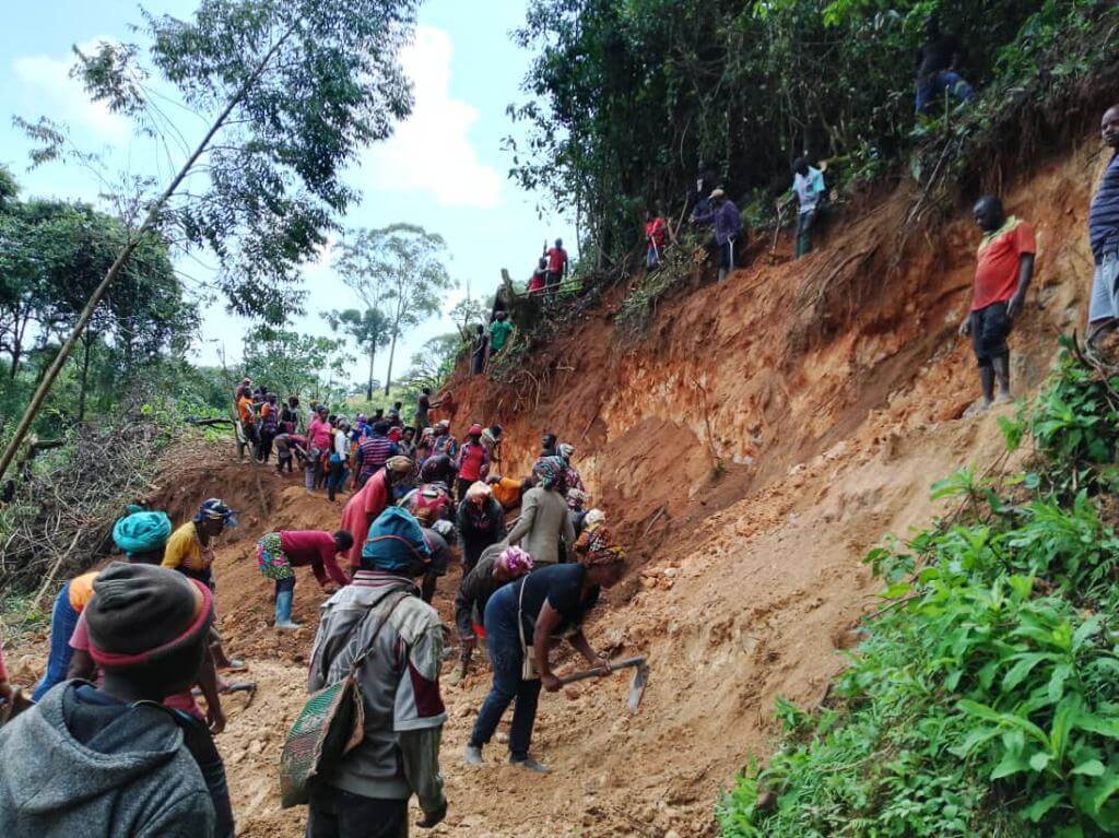 CLEANING LANDSLIDE ALONG TINECHUNG TONANGAI ROAD