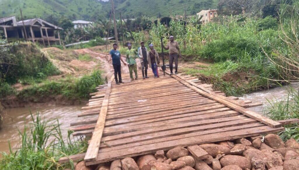 Lord Mayor Ubangoh together with Andek Council Area Indigens construct a local bridge given the collapse of the main built long-ago