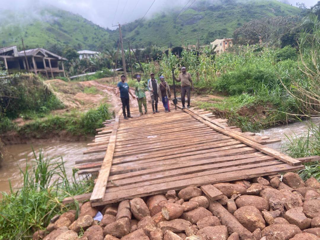 Lord Mayor Ubangoh together with Andek Council Area Indigens construct a local bridge given the collapse of the main built long-ago
