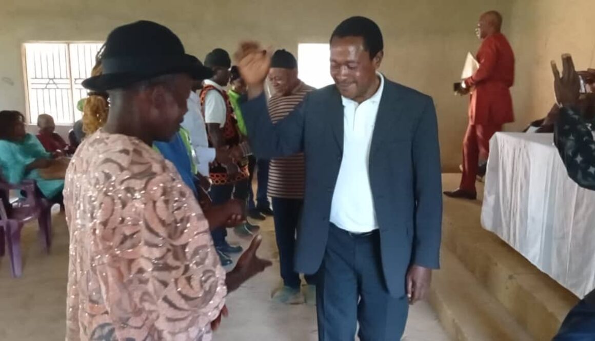 THÉ PEOPLE OF BAITEI NEIGHBORHOOD ELECT A NEW COORDINATOR.