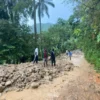 Visit of the Lord Mayor of Andek and the Divisional Officer for Ngie to a Mudslide Area in Bonatu Village