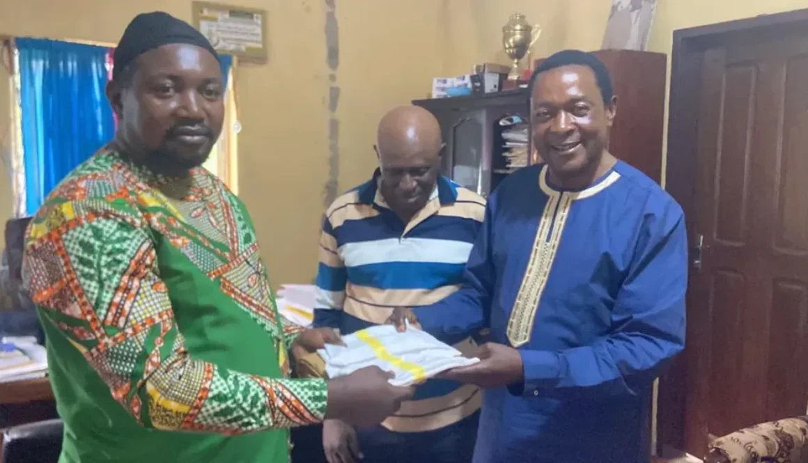 COMMUNIQUÉ DONATION OF SCHOOL UNIFORMS BY THE LORD MAYOR OF ANDEK COUNCIL